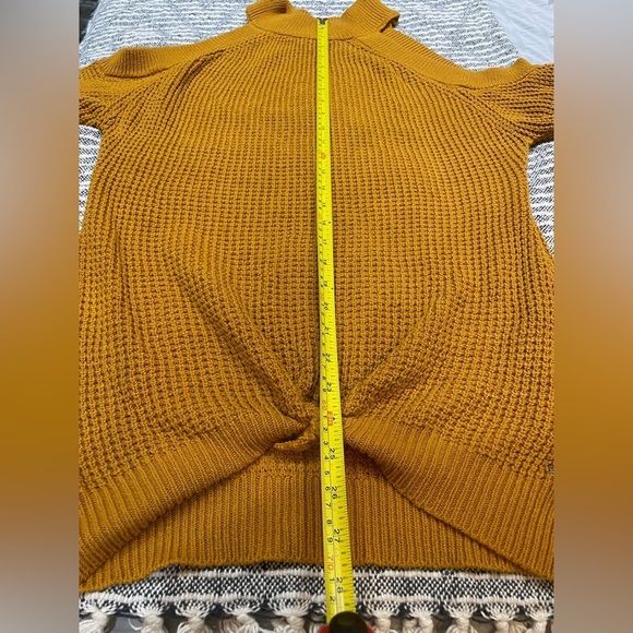 GUESS | Cut Out Shoulder Kailyn Sweater in Medieval Gold Size Medium - Picture 12 of 12